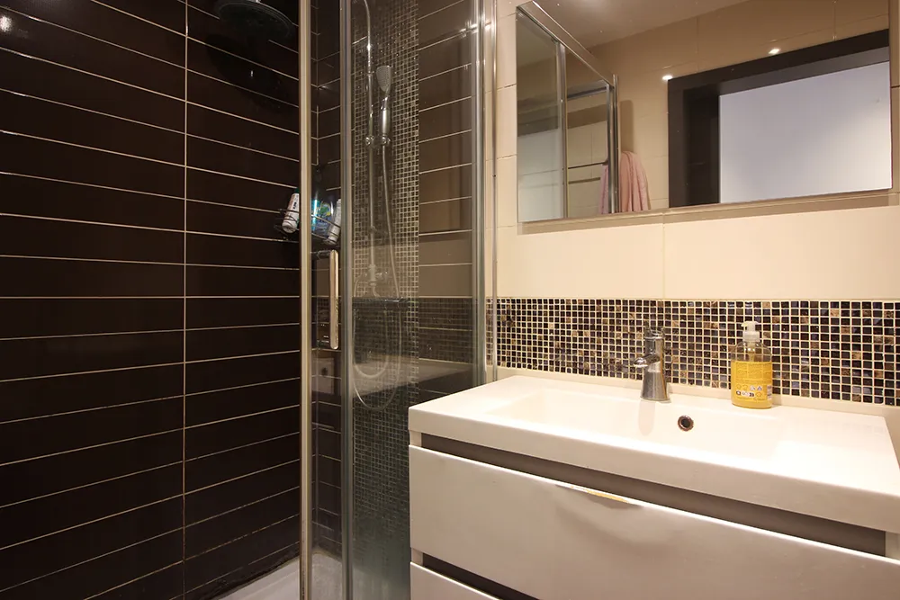 Spacious 5-bedroom home with garden and garage