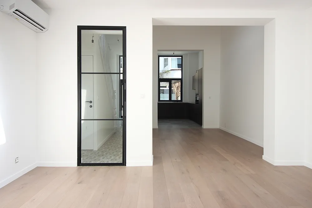 Renovated townhouse with high ceilings in a prime location