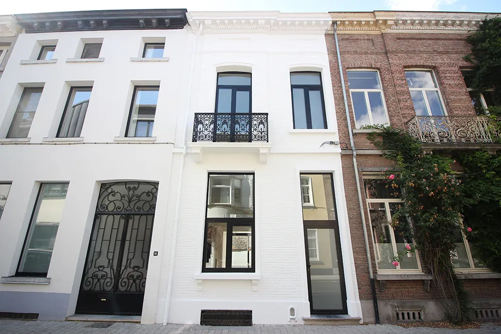 Renovated townhouse with high ceilings in a prime location0