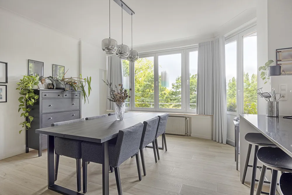 Renovated, move-in-ready 2-bedroom apartment with high-quality finishes