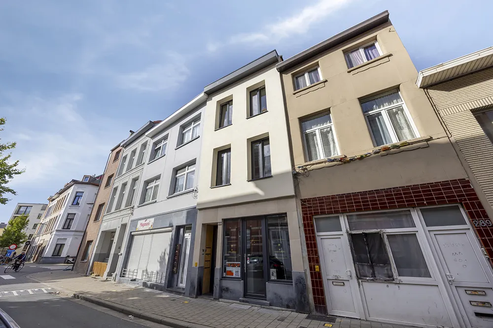 Commercial property with workshop on prime location 0