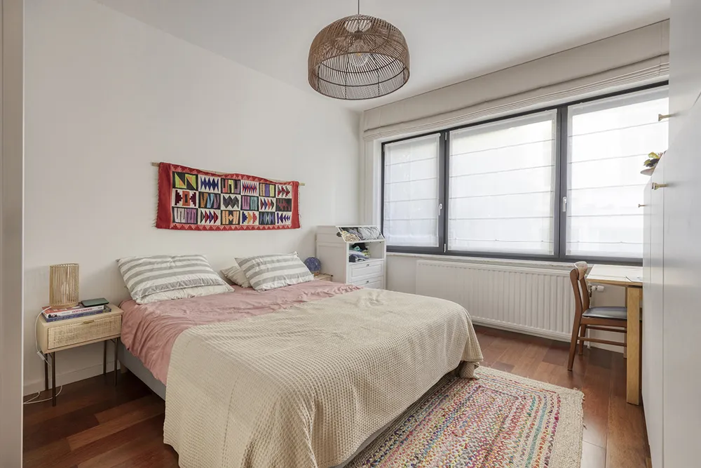 Prachtig gerenoveerd 2-slaapkamerappartement met terras en tuin