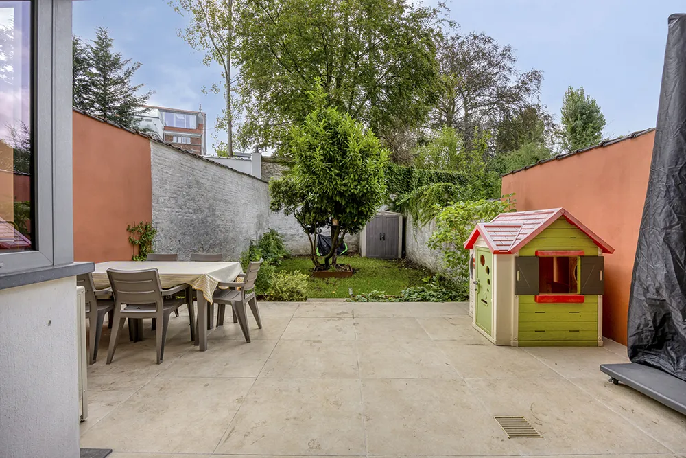 Prachtig gerenoveerd 2-slaapkamerappartement met terras en tuin