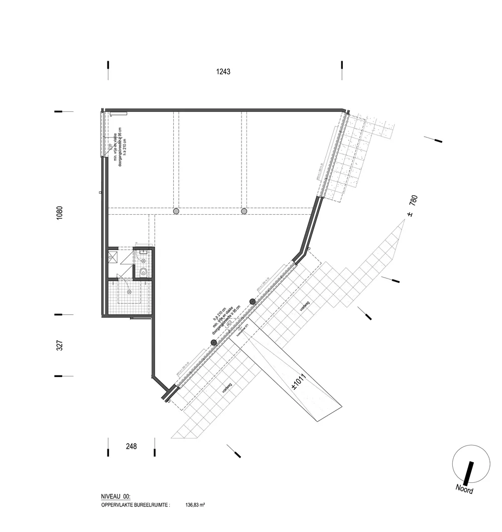 Commercial space with window of 17m and parking 