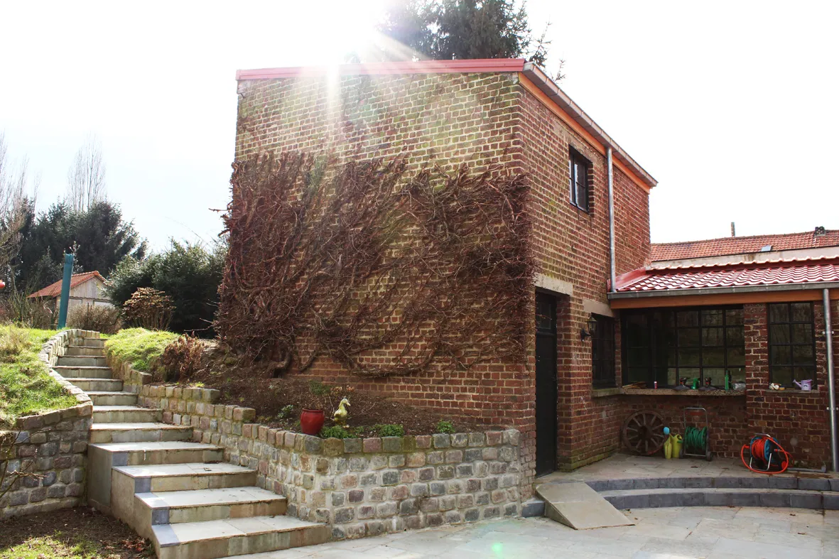 Unieke woning met tuin en bijgebouw (atelier)