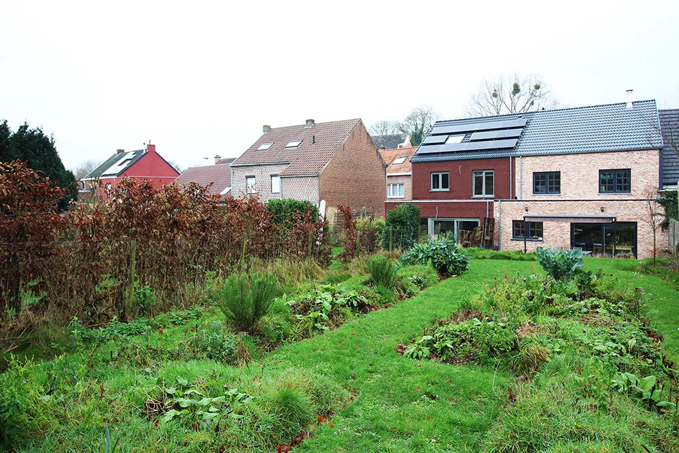 Nearly new and very spacious house with garden2