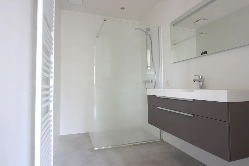 Spacious new housing in residential neighbourhood