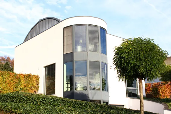Moderne villa met prachtige tuin0