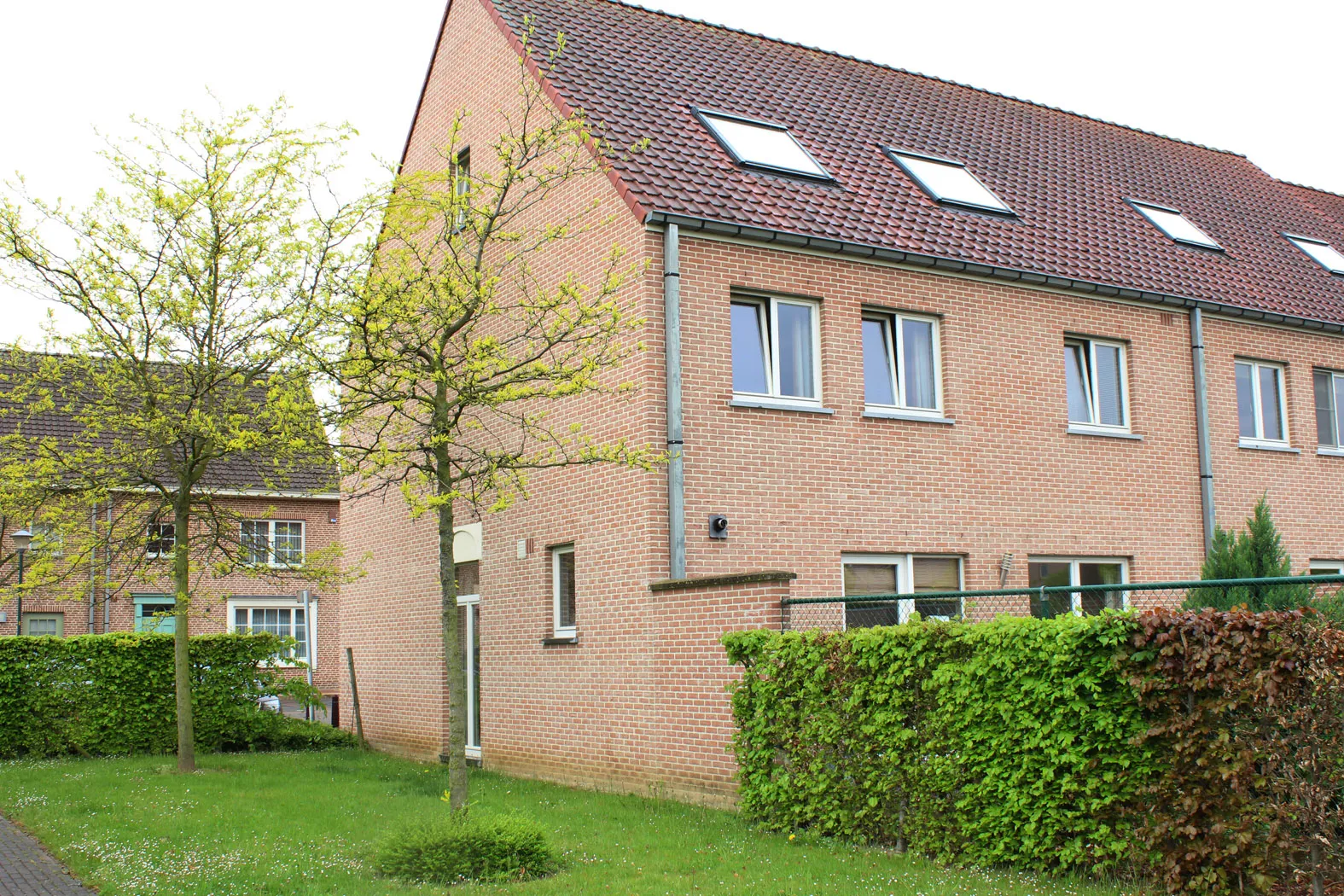 Gezinswoning in uitstekende staat met tuin en garage2