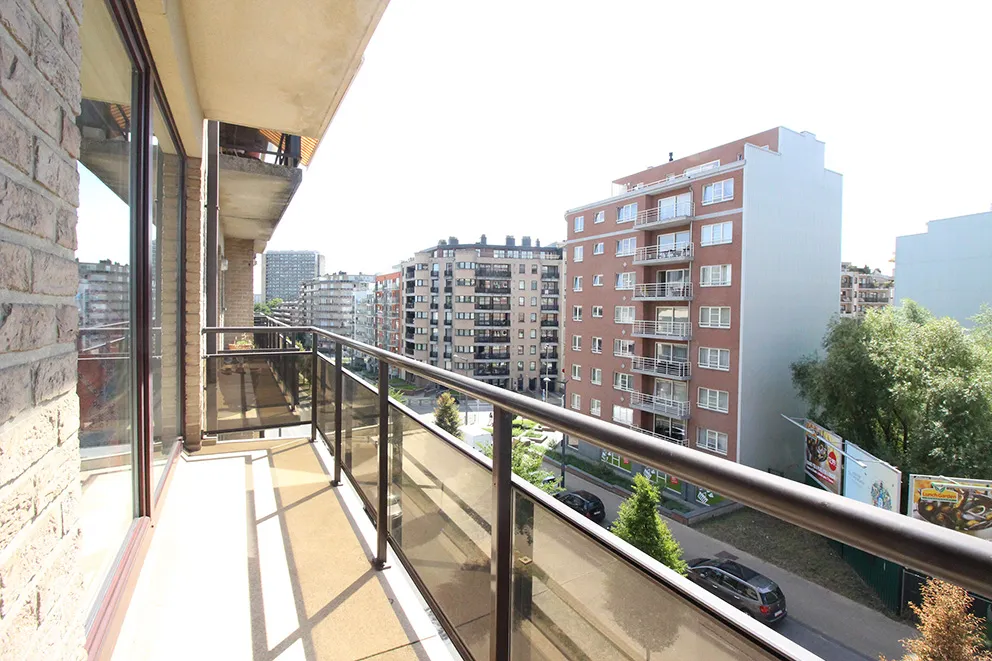 Well maintained apartment with two terraces 