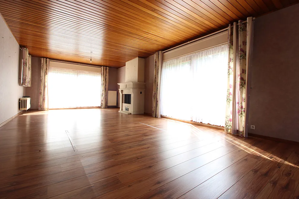 Quietly located and spacious bungalow on 10 acres1