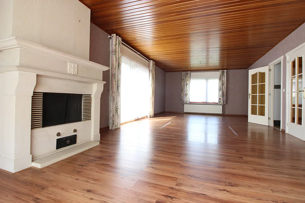 Quietly located and spacious bungalow on 10 acres