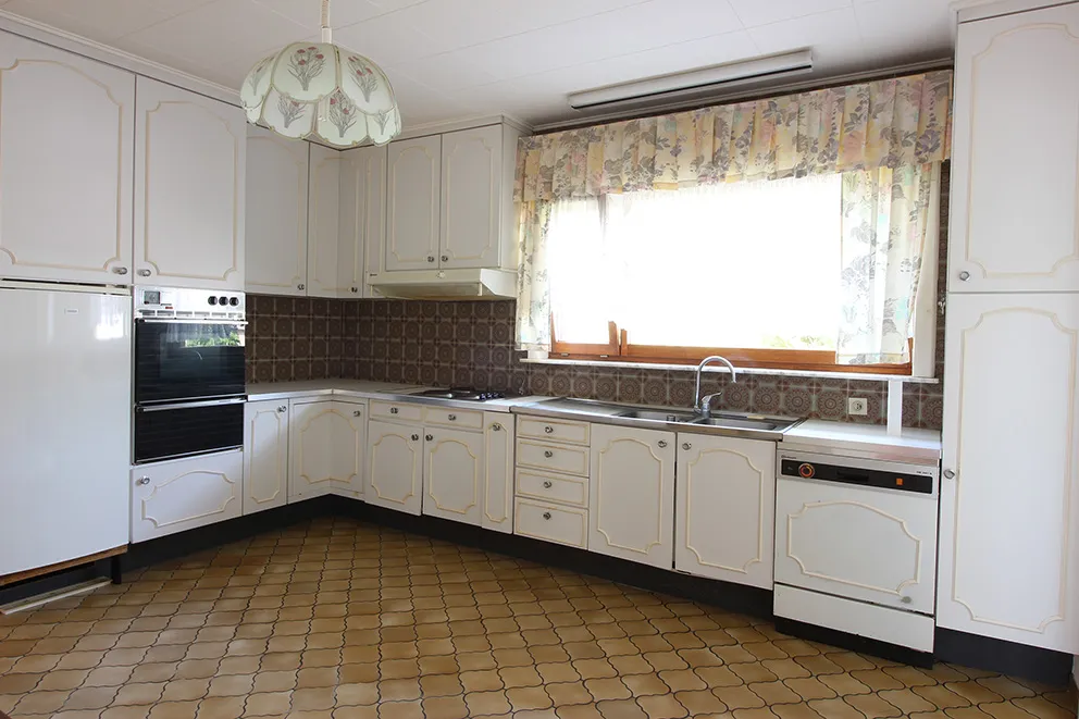 Quietly located and spacious bungalow on 10 acres