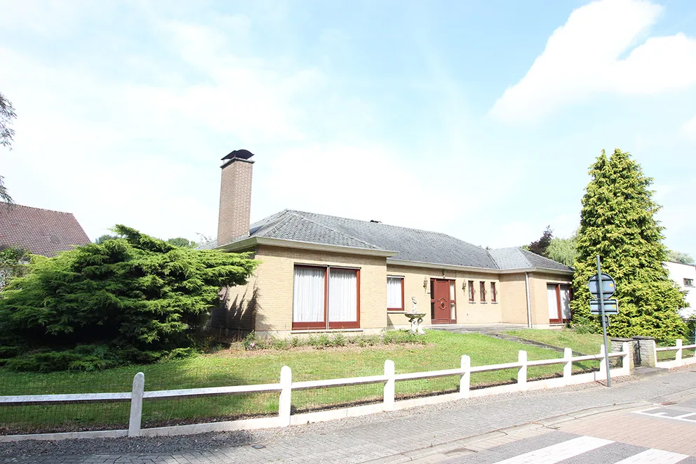 Quietly located and spacious bungalow on 10 acres0