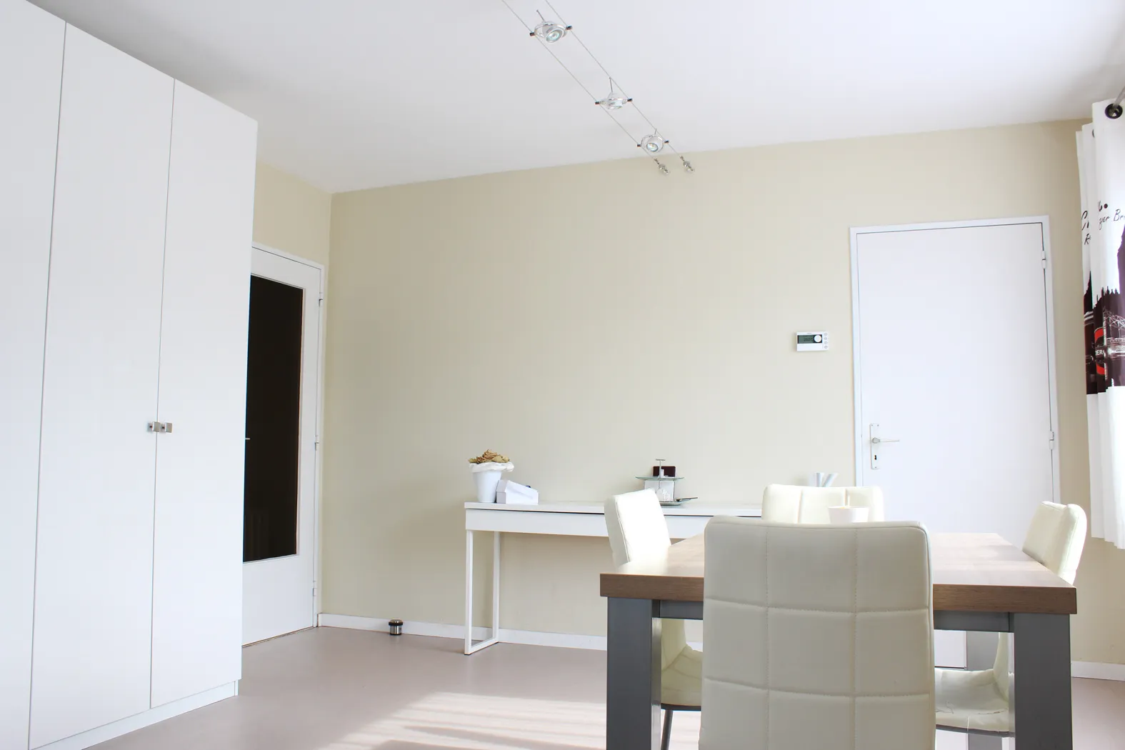 Volledig vernieuwd en centraal gelegen appartement0