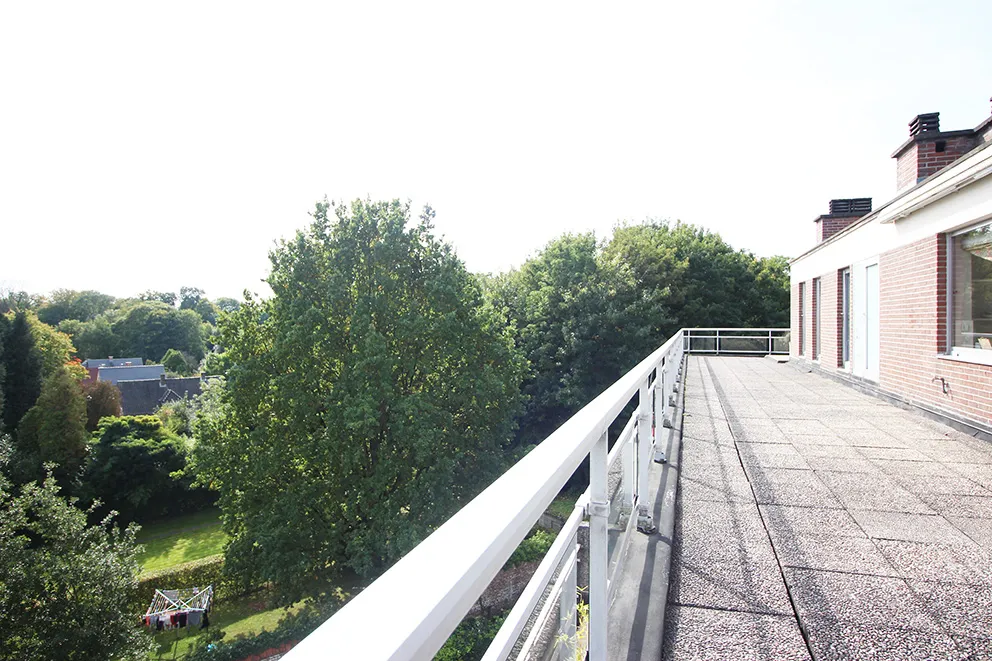 Penthouse (175m2) with large terrace (150m2) well located near the park of Tervuren.2