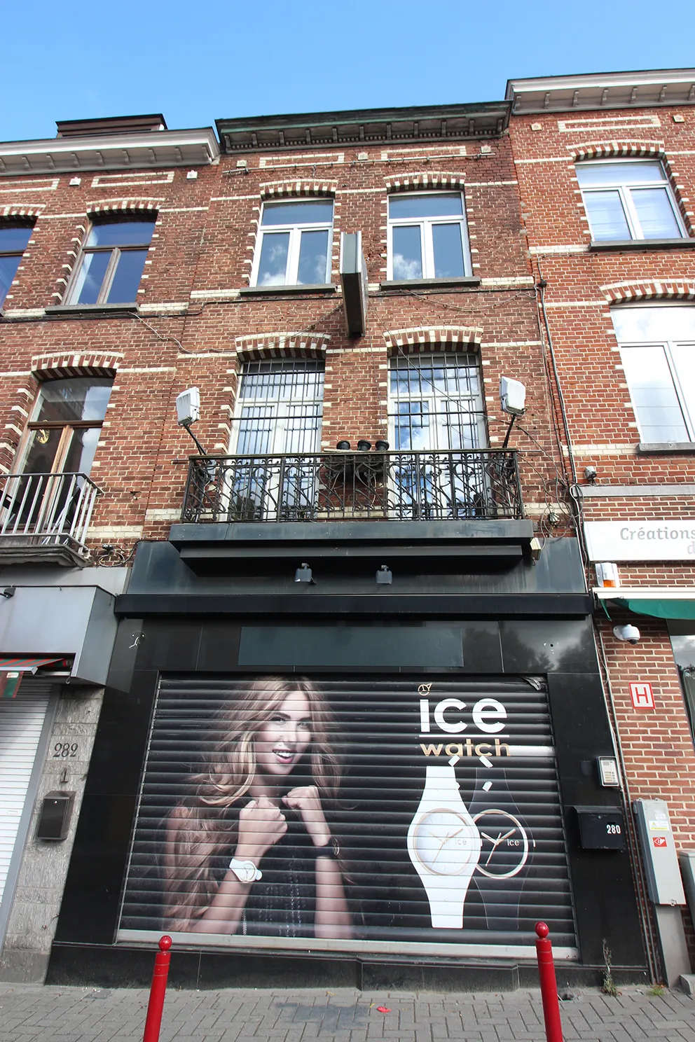  House with commercial floor at Place du miroir